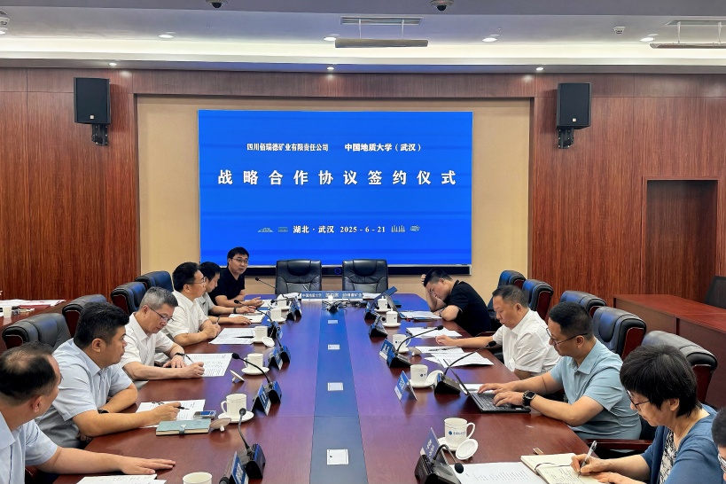 1750993202137998.jpg 签约仪式手机拍照.jpg